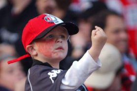 Kleine voetbalsupporter